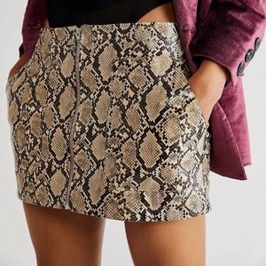 NEW Free People Maya Mod Vegan Printed Mini Skirt in Light Snake Skin Size 8